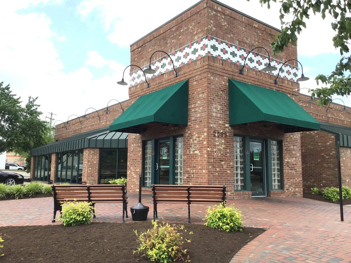 The last Lexington location of O’Charley’s at 2099 Harrodsburg Rd., Lexington, on June 12, 2023, had signs on doors saying the restaurant is permanently closed. The location will soon be PARLOUR Pizza, an Indiana pizza chain. Janet Patton/jpatton@herald-leader.com
