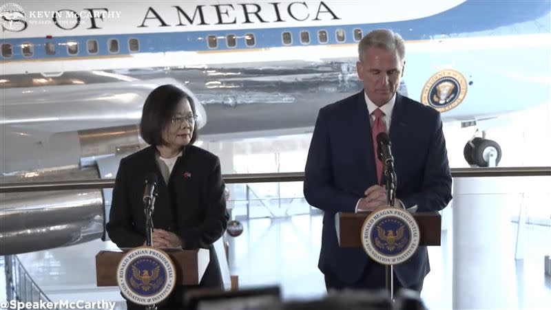 總統蔡英文（左）與美國眾議院議長麥卡錫（Kevin McCarthy）（右）於美西時間5日上午10時在雷根圖書館進行閉門會談後，出來發表共同聲明。（圖／翻攝自麥卡錫推特）