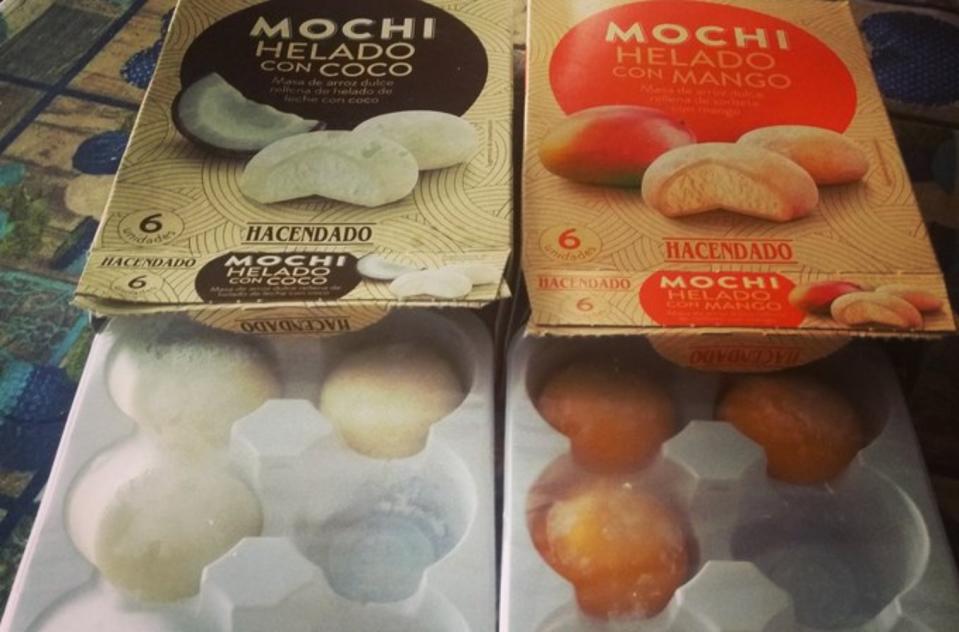 En Mercadona ya no puedes encontrar los helados japoneses Mochi, que vendía en los sabores de mango y coco. Ante las preguntas de muchos de sus clientes, la empresa valenciana ha informado en las redes sociales que están trabajando en mejorar su textura y que los volverá a comercializar, aunque no ha dado una fecha exacta. (Foto: Twitter / <a href="http://twitter.com/TaniaBTS2/status/1020301386632843266" rel="nofollow noopener" target="_blank" data-ylk="slk:@TaniaBTS2;elm:context_link;itc:0;sec:content-canvas" class="link ">@TaniaBTS2</a>).