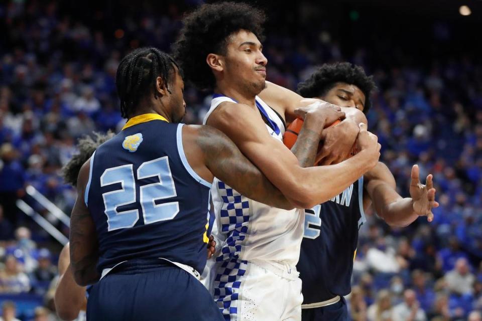 Kentucky’s Jacob Toppin, center, battled for the ball with Southern’s Brion Whitley (22) and J’Quan Ewing. Toppin had six rebounds and was plus-13 in 21-plus minutes.