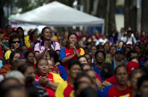 Venezolanos rezan por la salud del presidente Hugo Chávez durante una misa en Caracas el 11 de diciembre de 2012 mientras el gobernante se sometía en La Habana a una operación por un cáncer recurrente. (AFP | juan barreto)