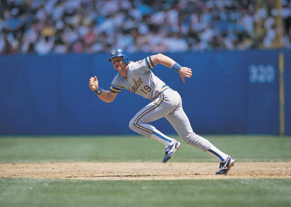 Robin Yount running during a Milwaukee Brewers game.