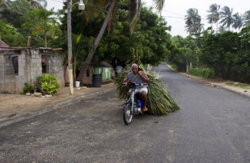 La tormenta tropical Isaac dejaba este viernes lluvias y viento moderado en Dominicana, mientras se desplazaba a 265 km de la costa de Santo Domingo en dirección suroeste y amenazaba con convertirse en huracán a su paso por Haití. (AFP | erika santelices)