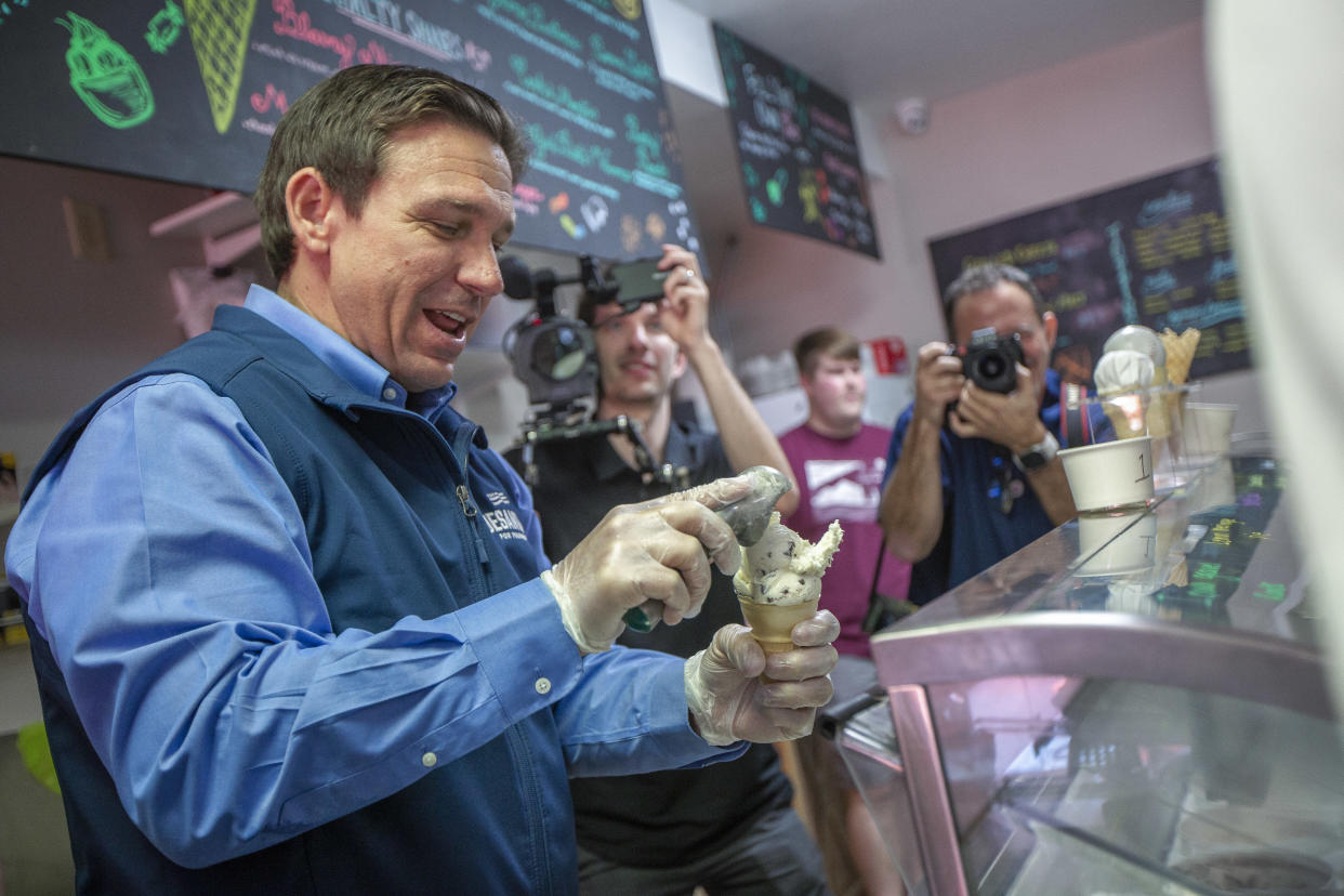 Ron DeSantis, gobernador de Florida y excandidato presidencial republicano, servía helados durante una parada de campaña en Waukon, Iowa, el 5 de agosto de 2023. (Rachel Mummey/The New York Times) 