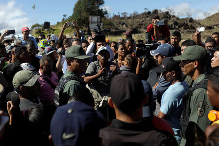 Foto del viernes de un grupo de personas hablando con militares en la frontera entre Venezuela y Brasil en Pacaraima. Feb 22, 2019. REUTERS/Ricardo Moraes