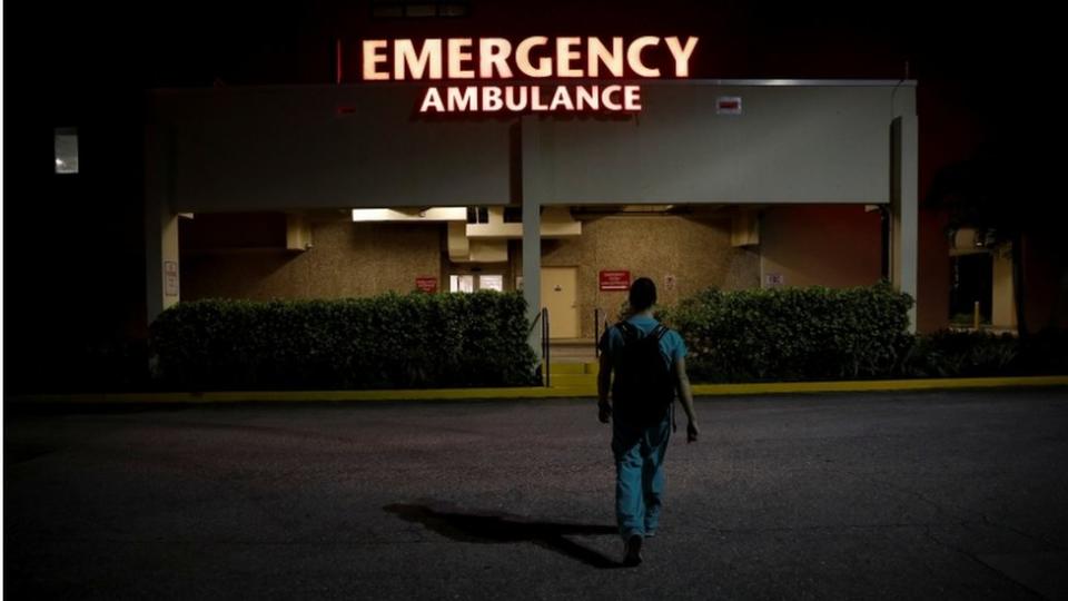 Un residente de emergencia en el hospital Holy Cross llegando a cumplir su turno