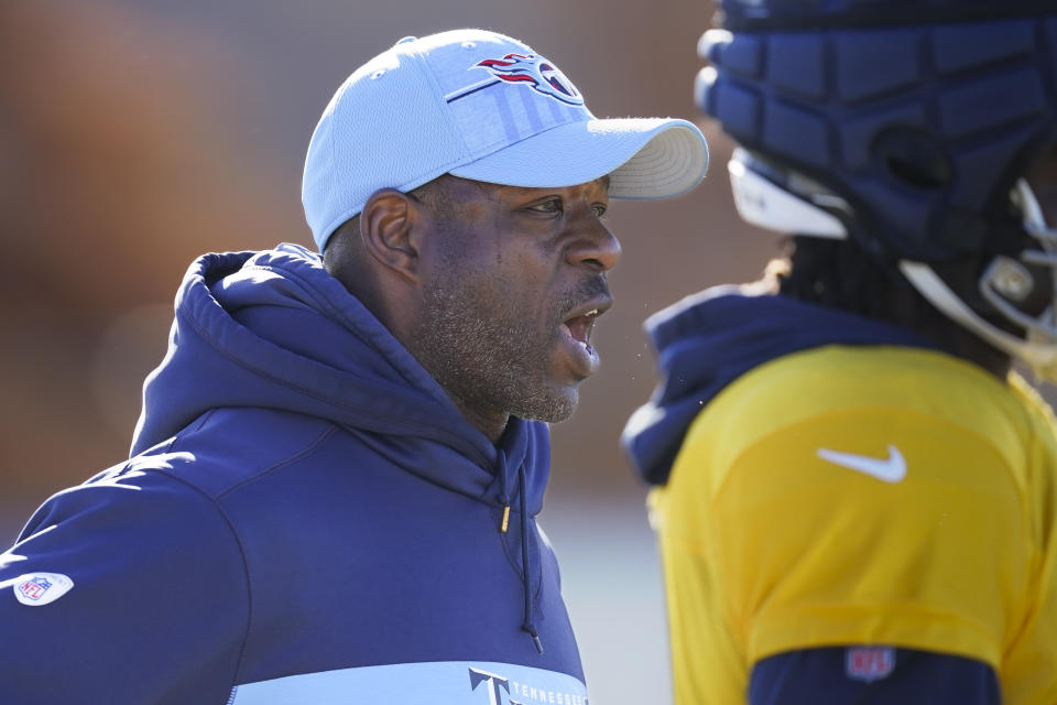 Tennessee Titans tight ends coach Tony Dews gives instructions to players during an NFL football practice Thursday, Dec. 7, 2023, in Nashville, Tenn. (AP Photo/George Walker IV)