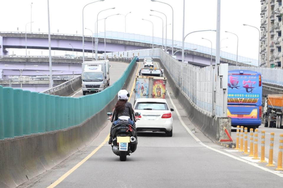 大型重型機車行駛的路權比照小型汽車之法規。