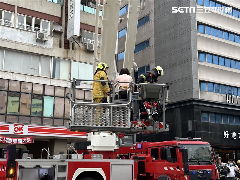 婦人被消防人員以雲梯車救出。（圖／翻攝畫面）