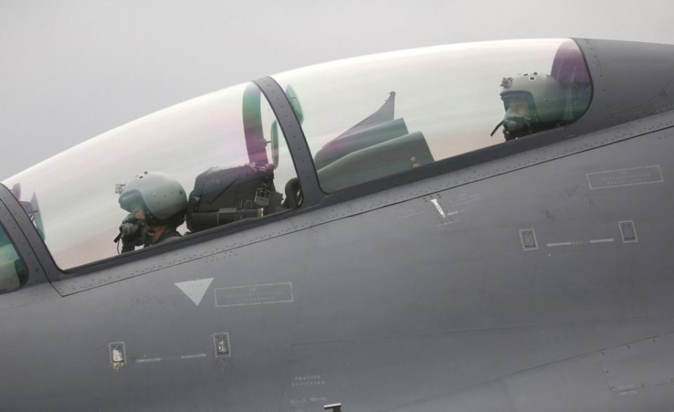 A close-up look at the pilot and the back-seater in a Chinese J-16. <em>China Military Online/Liu Chang and Liu Yinghu</em>