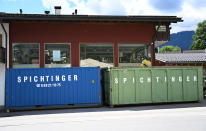 <p>Ein Aktionshaus für Oldtimer in Garmisch-Partenkirchen hat in der G7-Gipfel-Zeit vor seine Schaufenster zur Sicherheit zwei Container gestellt. (Foto: Angelika Warmuth/dpa)</p> 