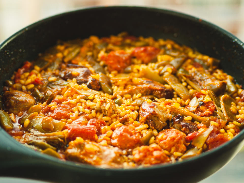 Spanische Paella mit Hähnchen und Kaninchen. (Bild: Getty Images)