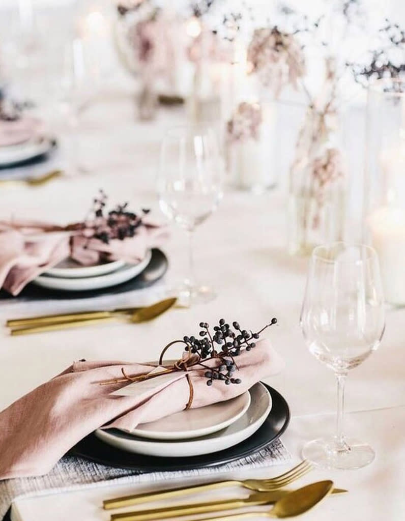 Craquer pour des couverts dorés sur la table de mariage