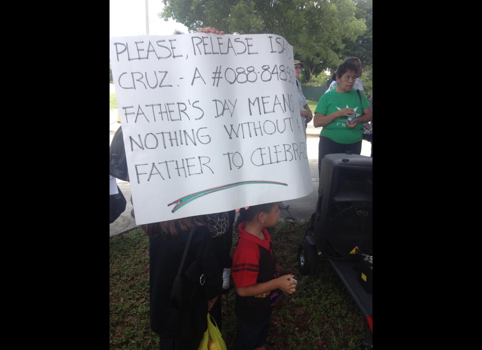  Immigrant families rally at detention center for Father's Day, call on Rubio, Diaz-Balart 