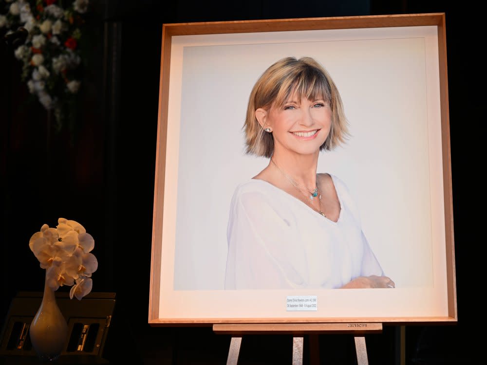 Ein Bild von Olivia Newton-John auf der Bühne während einer staatlichen Gedenkveranstaltung in der Hamer Hall in Melbourne. (Bild: imago/AAP)