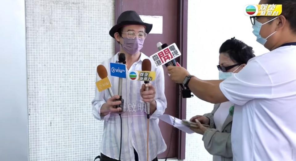 梅啟明召開記者會控訴姪子和看護囚禁梅媽。（圖／翻攝自FB／TVB 娛樂新聞台）