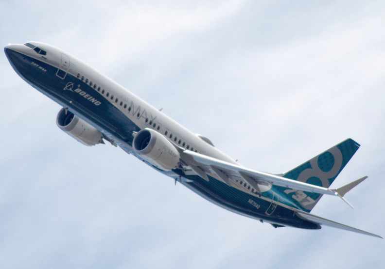 當737 MAX在起飛的時候，機鼻的角度會過度偏高，導致失速（stall），這也成了相當嚴重的問題。取自維基百科。