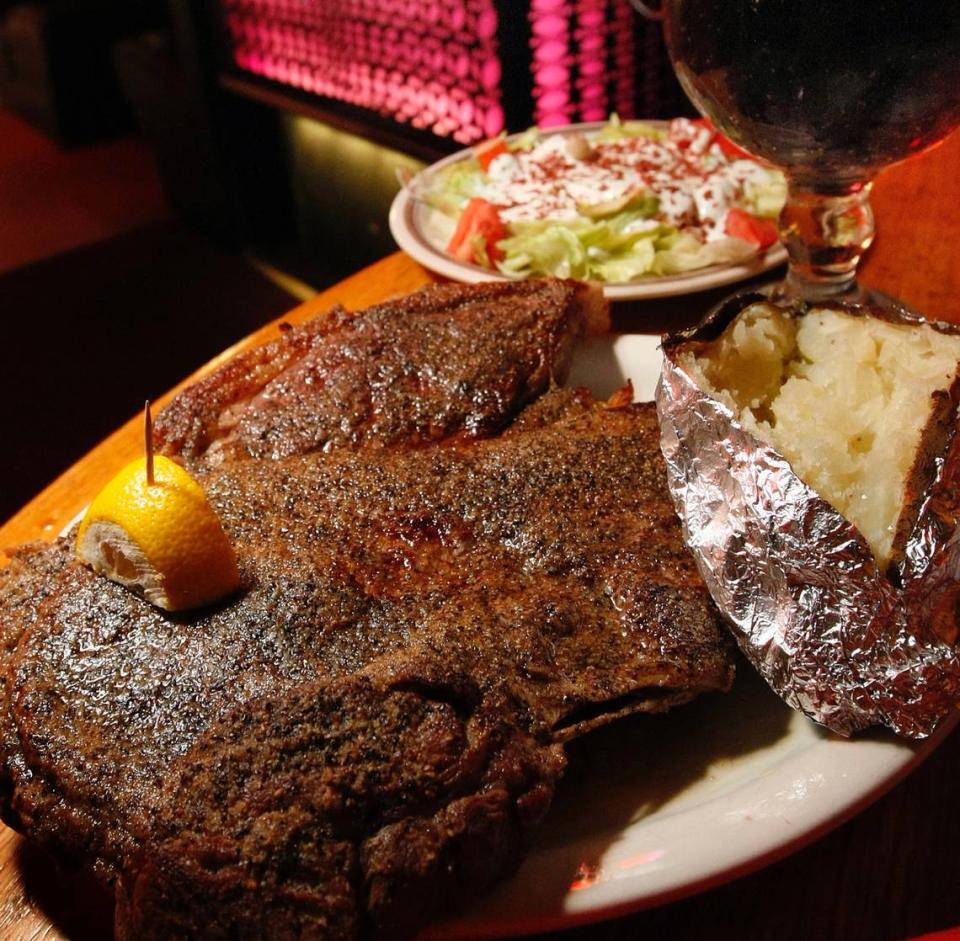 Una cena de sirloin de medio kilo en el M & M Steak House el 5 de agosto de 2008.