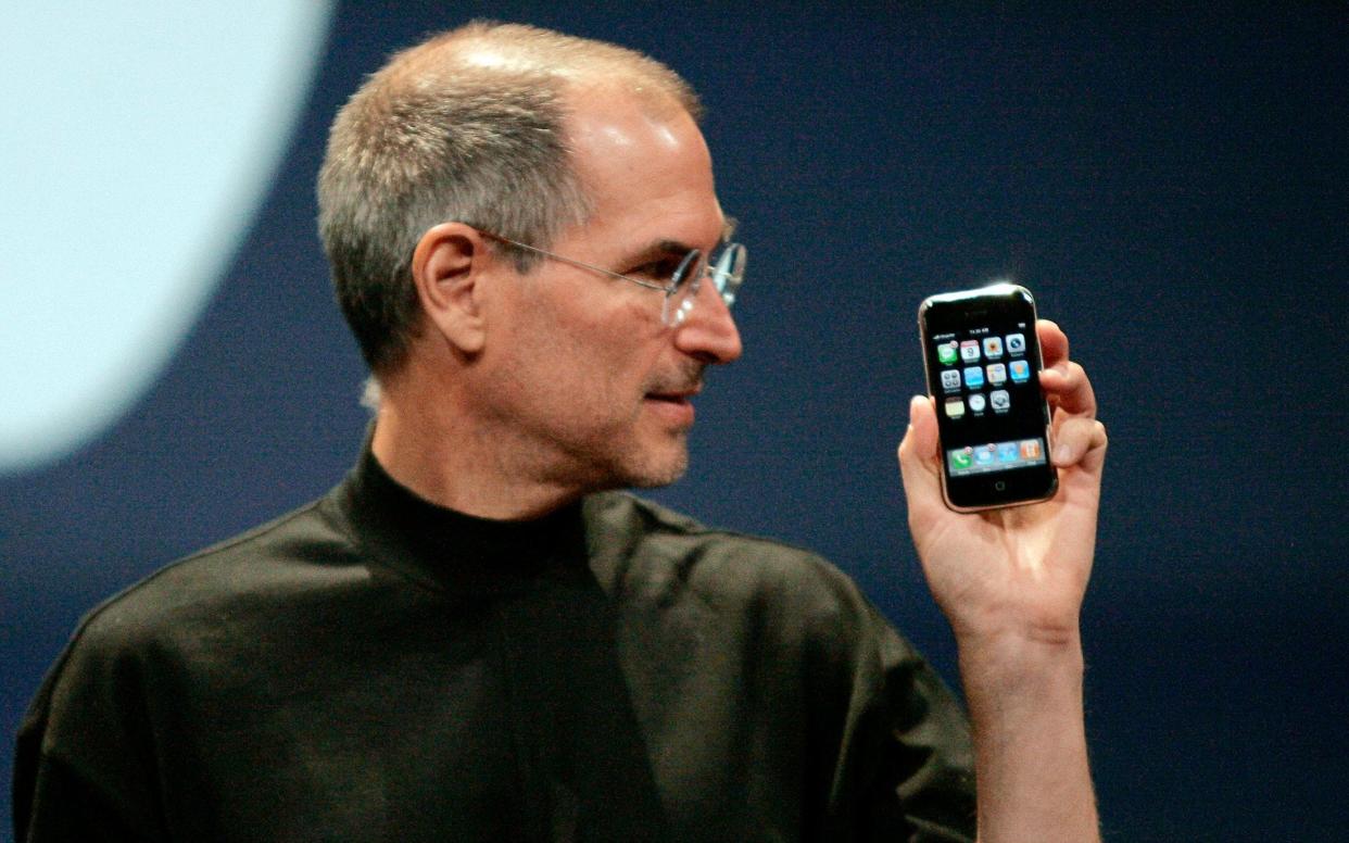 Steve Jobs unveils the iPhone - Reuters
