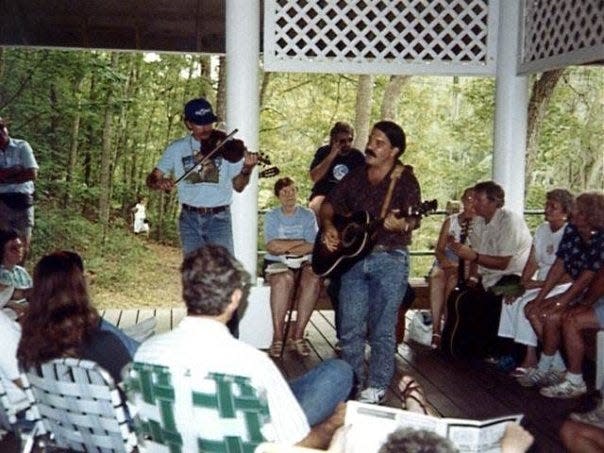 Del Suggs performs at the 1994 Florida Folk Festival.