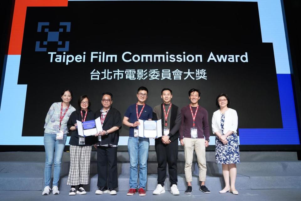 台北市影委會總監饒紫娟（右1）頒發「台北市電影委員會大獎」給雙得主導演林育賢（左3），及《皮夫》動畫導演陳威強（左4）。（香港亞洲電影投資會提供）