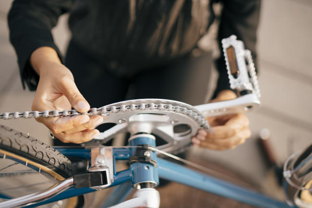 Eine gepflegte und regelm&#xe4;&#xdf;ig gewartete Fahrradkette verbessert nicht nur die G&#xe4;ngigkeit beim Fahren, sondern auch die Sicherheit. (Bild: Getty Images)