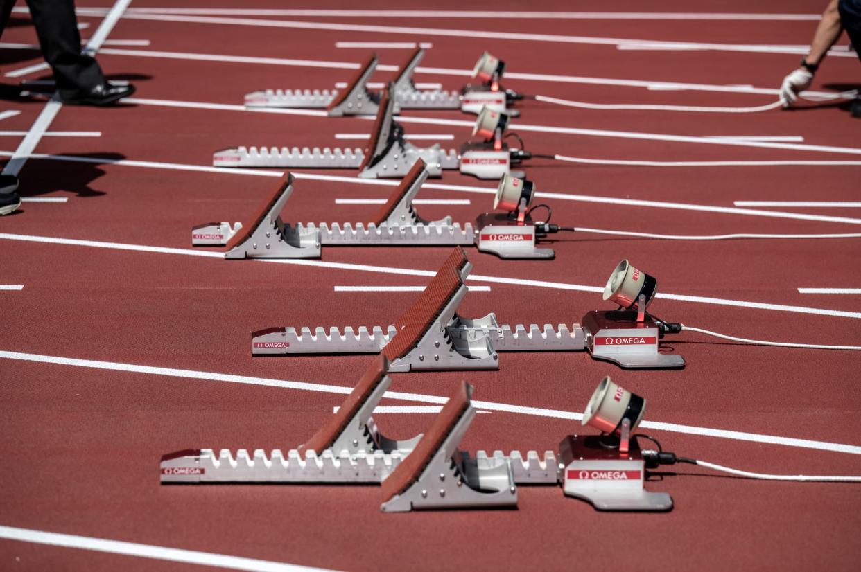 Les starting blocks sur une piste d'athléisme. (Image d'illustration) - Charly TRIBALLEAU