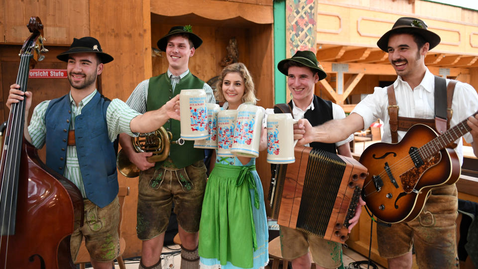 La tradicional fiesta de Oktoberfest no solo gira en torno a la cerveza, sino también a la música y la gastronomía. Foto:  REUTERS/Andreas Gebert