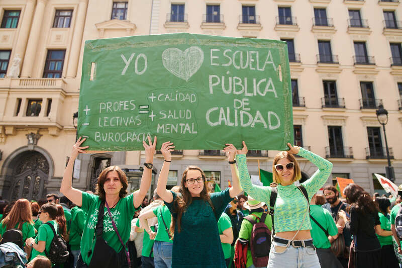 馬德里公立中小學教師罷課  訴求更有品質公共教育 馬德里公立中小學教師8日罷課抗議，圖中已執教13 年的小學老師蘿拉（左）、執教5年的特教老師艾琳 （中）和克利斯蒂娜（右），舉牌訴求更有品質的公 共教育。 中央社記者胡家綺馬德里攝  113年5月9日 