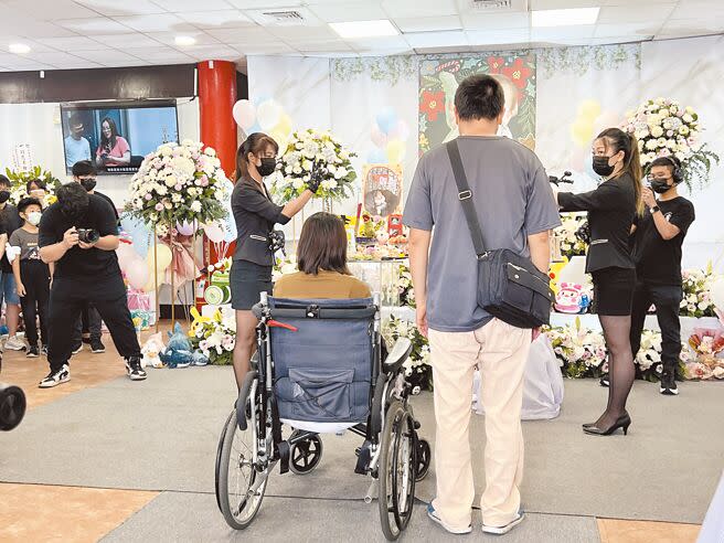 台南市3歲余姓女童走斑馬線過馬路被汽車撞死，3日在台南市立殯儀館舉辦追思會時，女童父母親出席女兒的「人生畢業典禮」。（洪榮志攝）