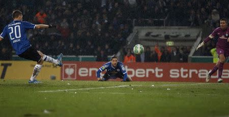 Arminia Bielefeld's Manuel Junglas (L) scores a goal against Werder Bremen's goal keeper Koen Casteels during their German Cup (DFB Pokal) soccer match in Bielefeld March 4, 2015. REUTERS/Ina Fassbender