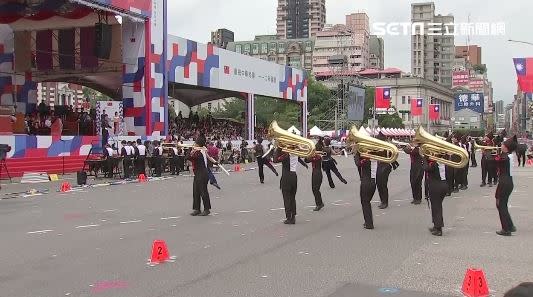 建中樂旗聯隊表演