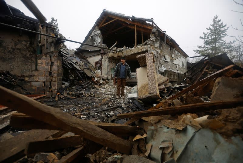 FOTO DE ARCHIVO. El residente local Amiram junto a la casa de su amigo destruida por los recientes bombardeos en el curso del conflicto entre Rusia y Ucrania en la región ucraniana de Donetsk, controlada por Rusia