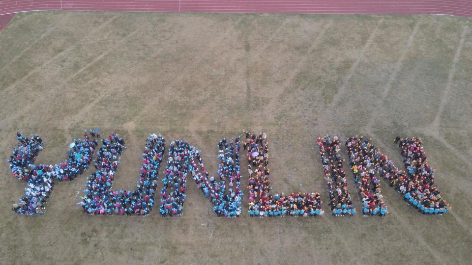 雲林元旦升旗今早在斗南田徑場舉辦，號召千人手拿氣球排出YUNLIN字樣。