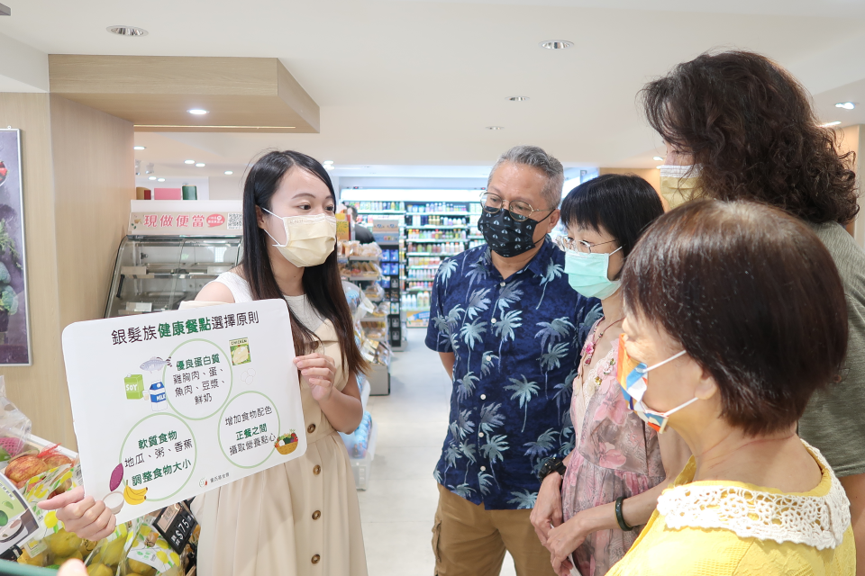 營養師向銀髮族說明健康飲食挑選原則