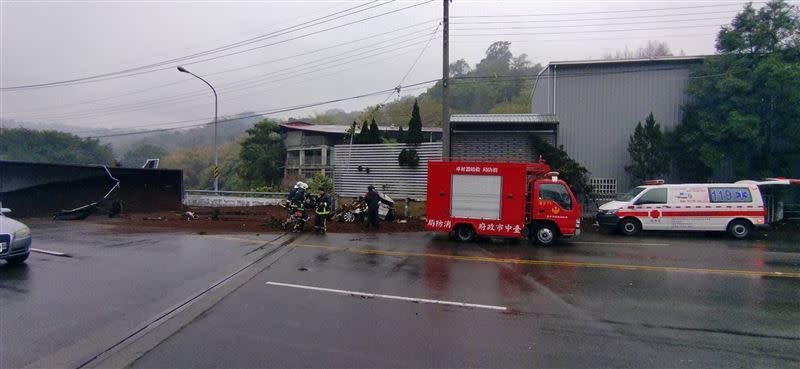 警消獲報後使用破壞器材試圖將車上受困的人員救出。（圖／翻攝畫面）