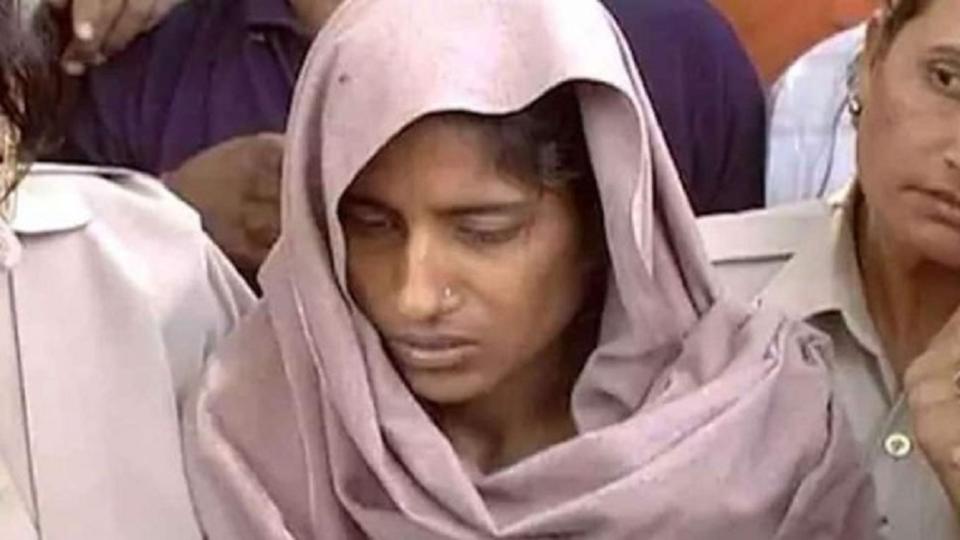 印度一名雙碩士女子戀上僅小學肄業的男友，家人強烈反對，她狠心殺害全家7條人命。（圖／翻攝自推特）