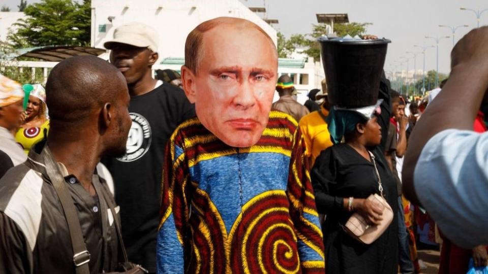 Прихильник тимчасового президента Малі носить маску президента Росії Володимира Путіна під час прохунти та проросійського мітингу в Бамако 13 травня 2022 року.