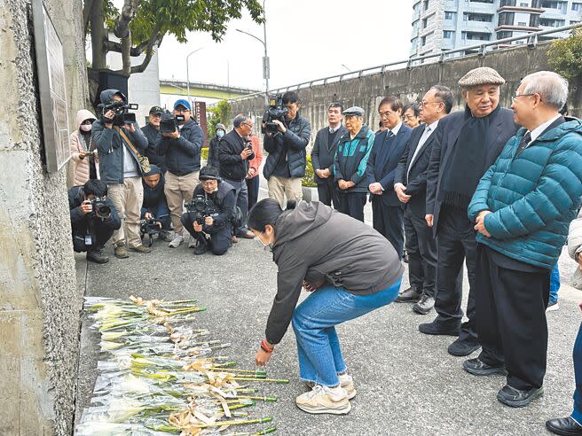 政治受難者、家屬代表26日於白色恐怖景美紀念園區不義遺址牌面獻花，向民主前輩致意。（高鈞麟攝）