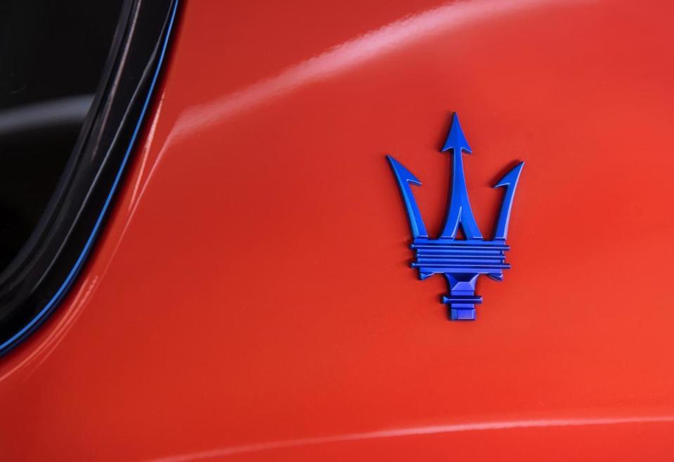 C 柱上的三叉戟 Logo 採用鈷藍色特殊點綴。