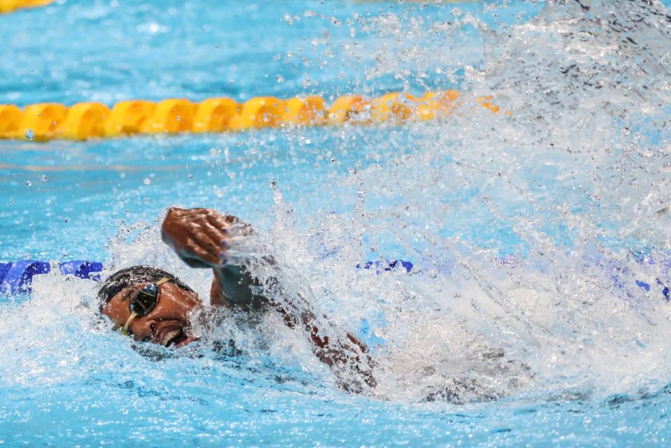 USA's Simone Manual swims the anchor leg of the Women's 4x100m Freestyle Relay.