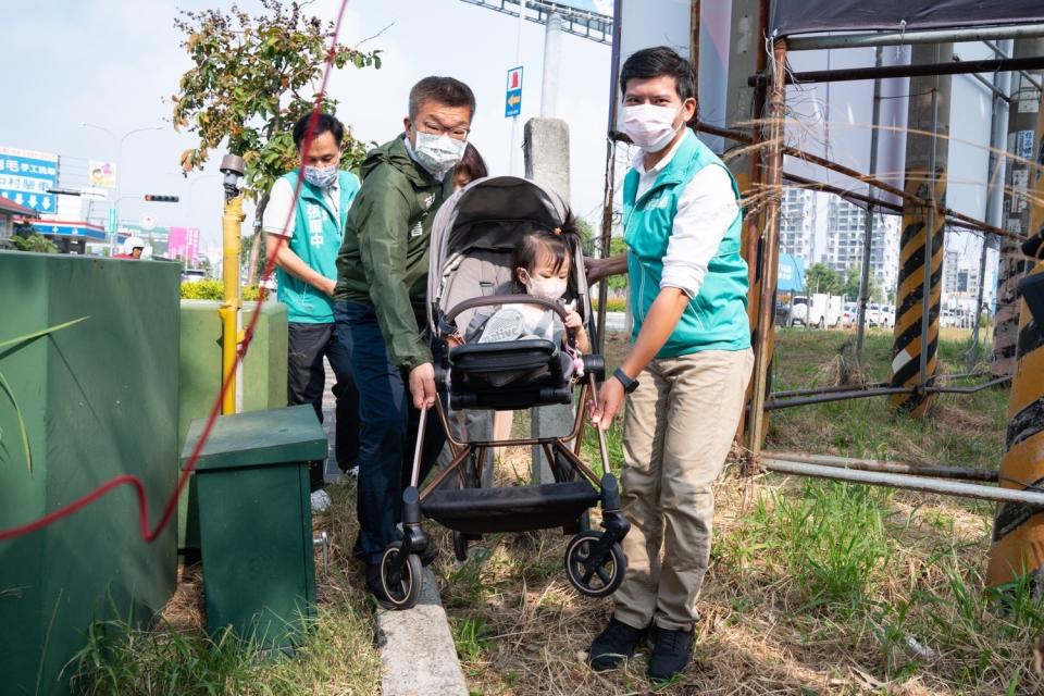 推娃娃車走在台中市的人行道，常常會遇到障礙物。   蔡其昌競選總部/提供