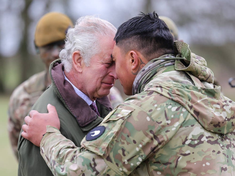 König Charles III. (l.) und ein neuseeländischer Soldat begrüßen sich. (Bild: imago images/i Images)