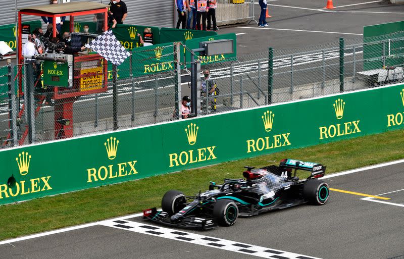 Foto del domingo del piloto de Mercedes Lewis Hamilton cruzando la meta para ganar el Gran Premio de Bélgica