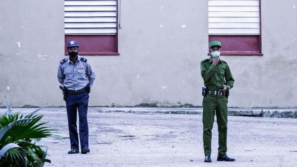 Policía y militar cubanos.