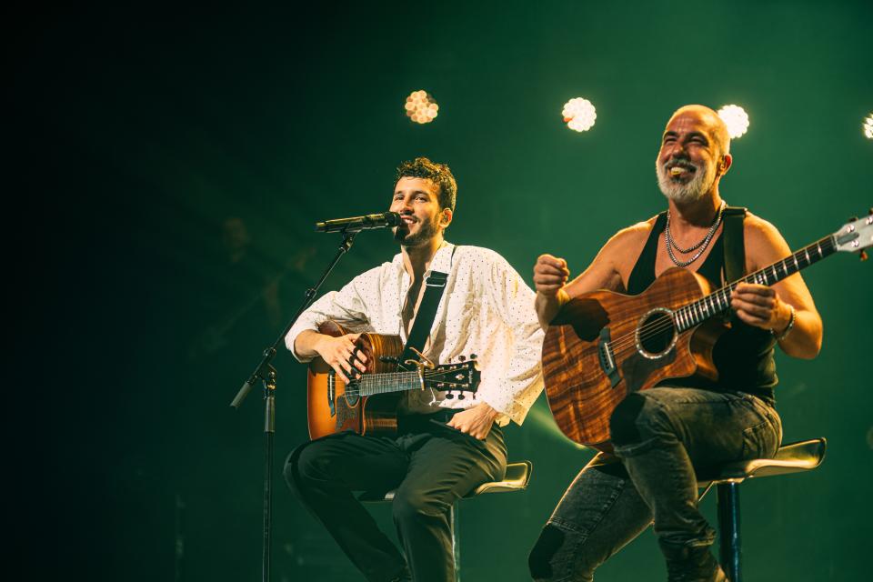 Sebastián Yatra slows it down for fans midset and performs his soulful ballads with guitarist Toby Tobon.