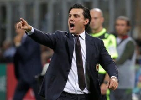 Football Soccer - AC Milan v Lazio - Italian Serie A - San Siro stadium, Milan, Italy - 20/9/16. AC Milan's coach Vincenzo Montella shouts during the match against Lazio. REUTERS/Max Rossi