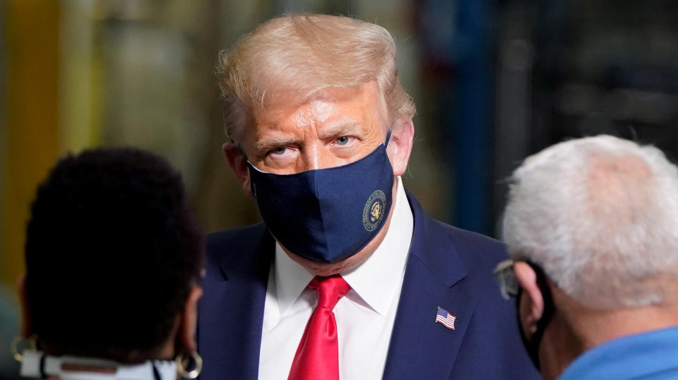 El presidente Donald Trump dio positivo de covid-19. En lla imagen se le ve en una de las muy pocas ocasiones en que ha usado mascarilla en público.(Reuters)