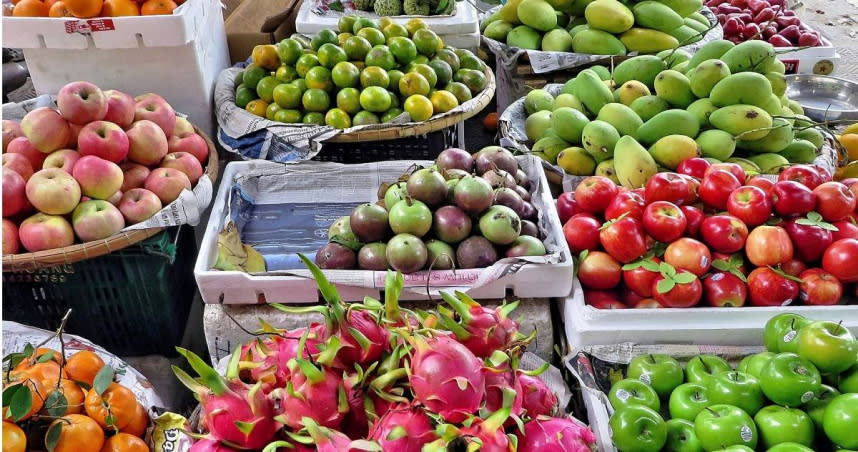 李婉萍指出，酵素與纖維可以幫助肝臟代謝、腸道排除，且都可以從水果中攝取得到，其中百香果的纖維含量在眾多水果中排名第一。（圖／pixabay）
