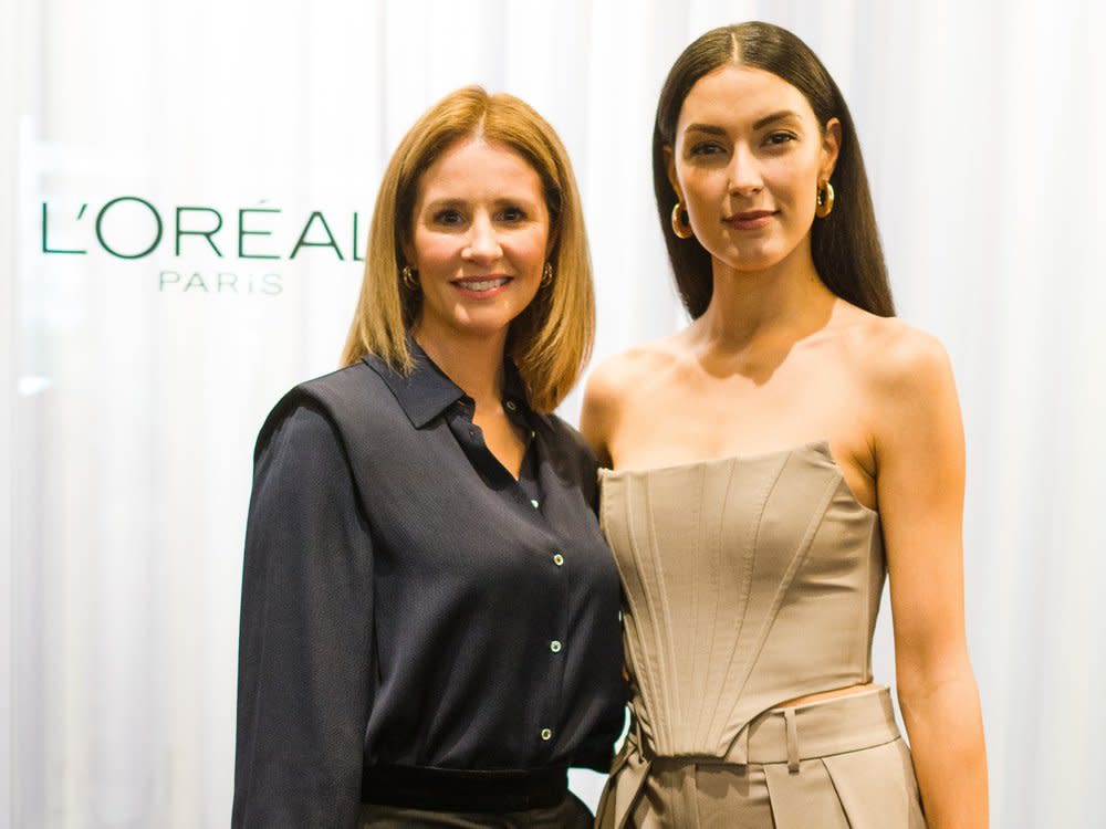 Mareile Höppner (l.) und Rebecca Mir beim Beauty-Lunch von L'Oréal Paris auf der Berlin Fashion Week. (Bild: Benjamin Jehne/L’Oréal Paris)